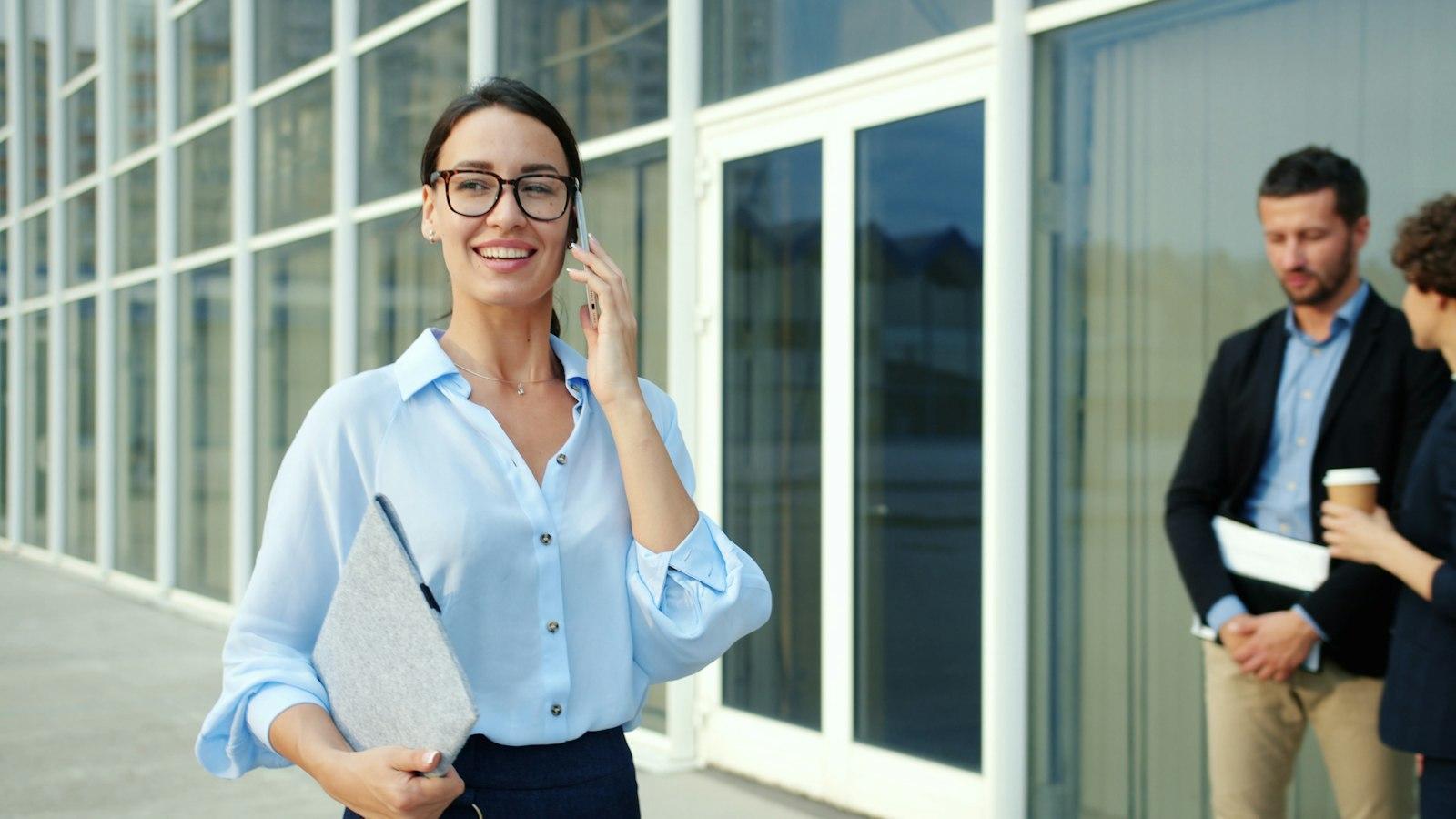 Ondernemer belt met haar telefoon
