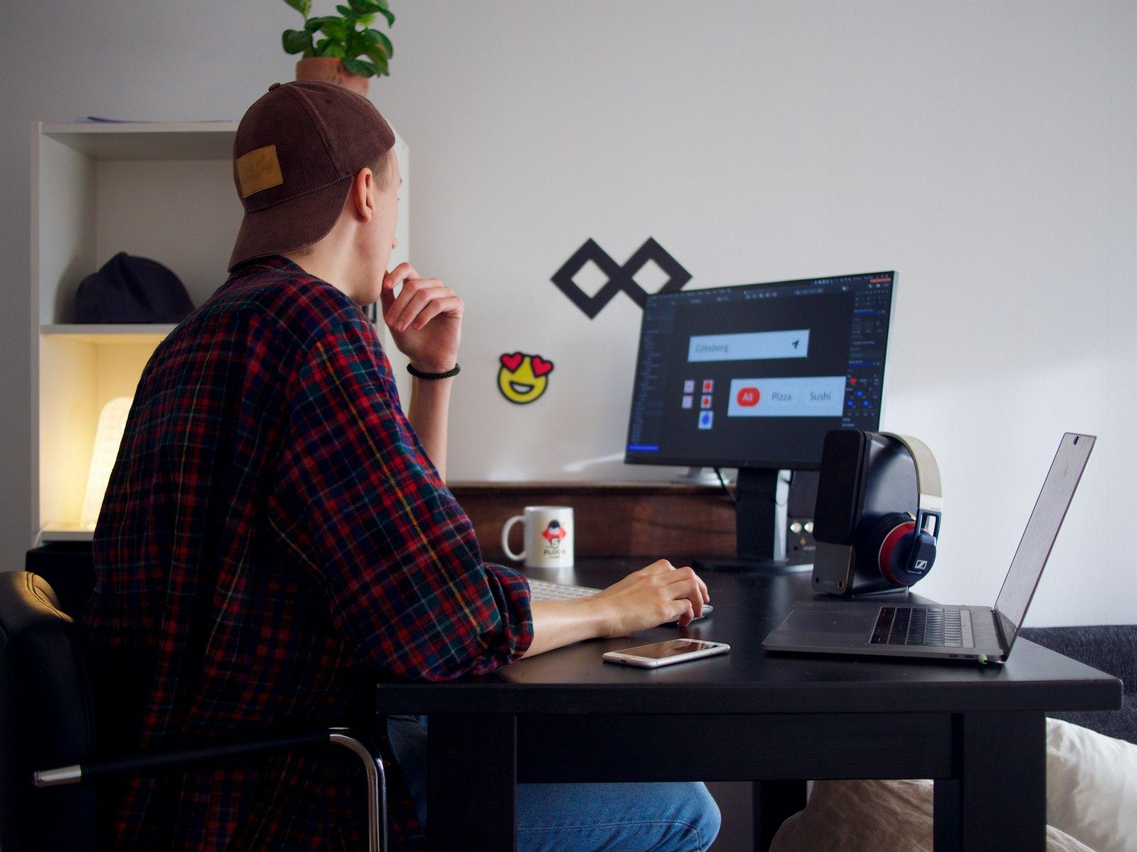 Specialist werkt aan een website